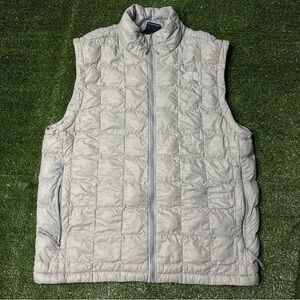The North Face Men's Light Gray Quilted puffer Vest medium